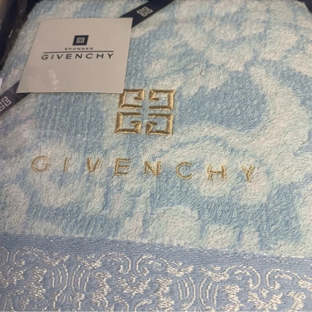 Givenchy Elegant Sky and Snow Towel Duo